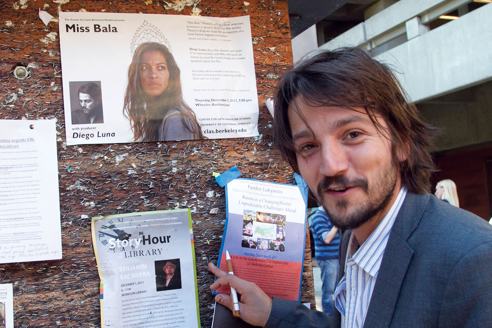 Diego Luna with a poster advertising the "Miss Bala" screening on the Berkeley campus, December 2011. (Photo by Jim Block.)