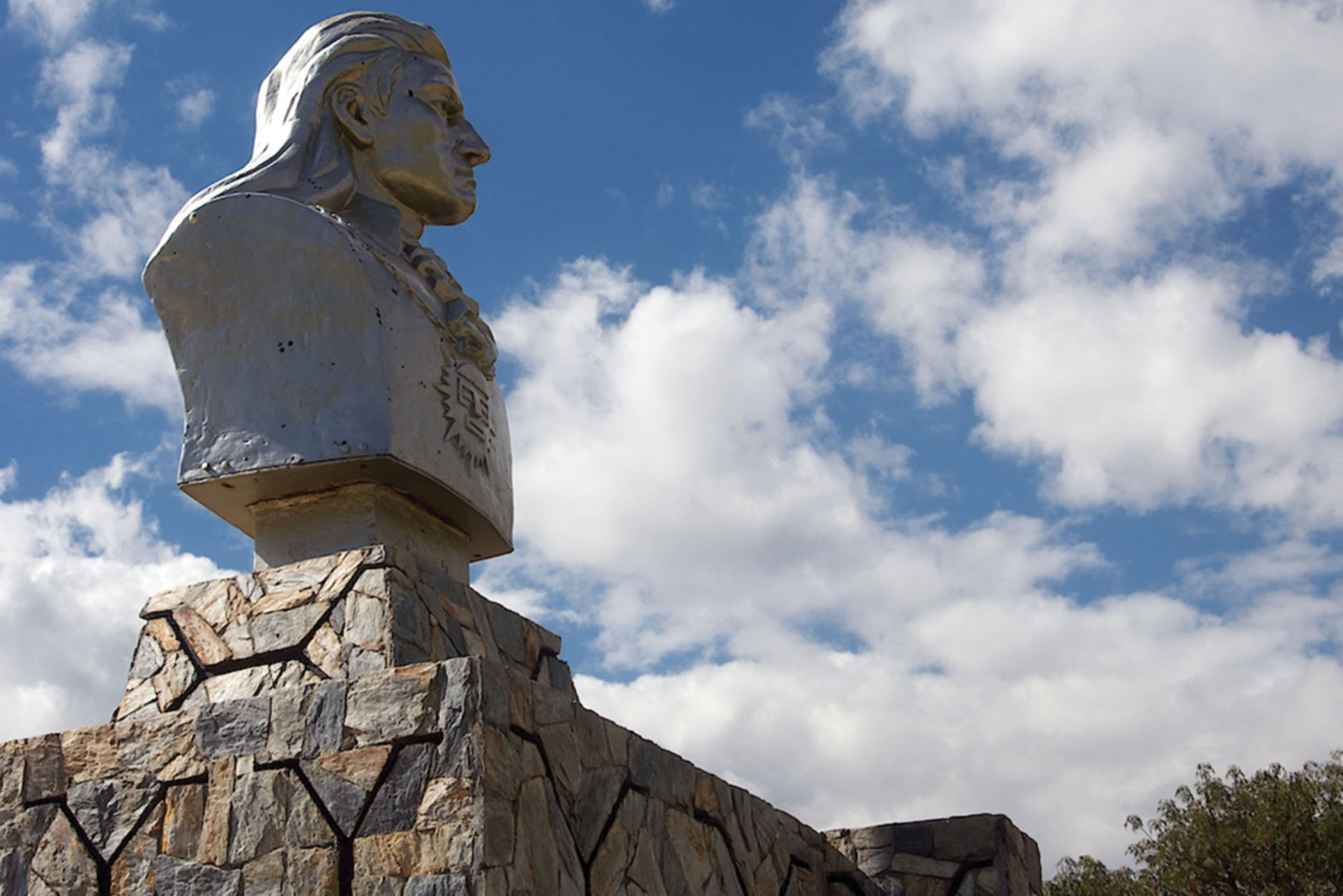 A large bust of Tupac Amaru serves as a monument in Huancayo, Peru. (Photo by Abner Ballardo.)