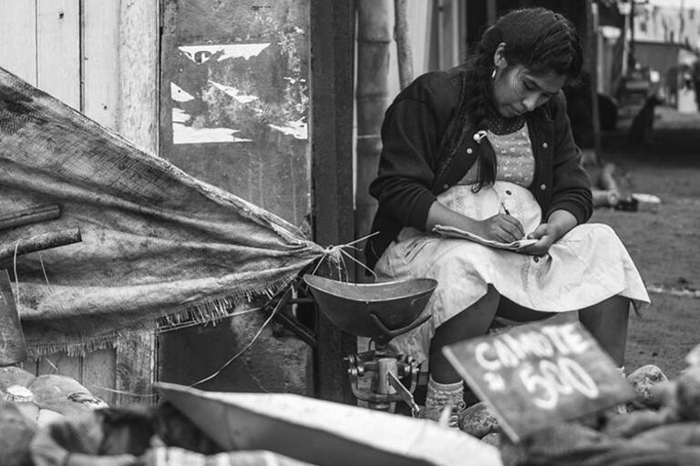 Pamela Mendoza in "Canción sin nombre." (Photo courtesy of and © trigon-film.org.) Black and white picture of acctress Pamela Mendoza seating in a maket
