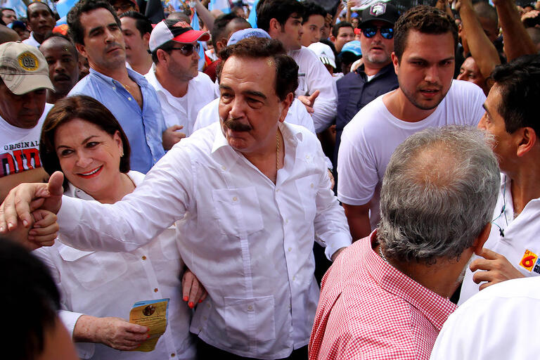 Jaime Nebot, mayor of Guayaquil, leads a crowd protesting against the policies of the Correa government, 2015. (Photo by César Muñoz/Andes.)