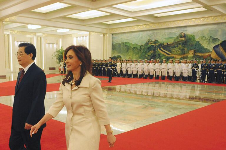 Chinese President Hu Jintao, backed by troops from China's armed services, receives Argentine President Cristina Fernández de Kirchner across a red carpet in Beijing to sign trade deals. (Photo courtesy of casarosada.gov.)