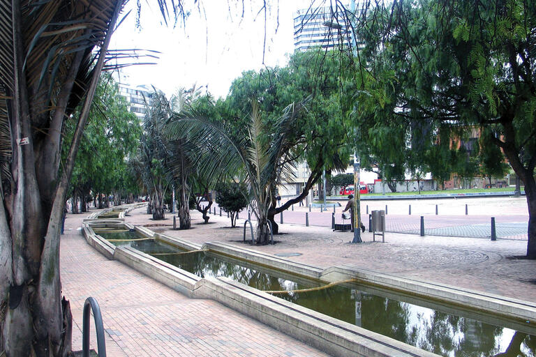 An urban waterway runs down the middle of the Eje Ambiental de la Avenida de Jiménez de Quesada. (Photo by René Davids).