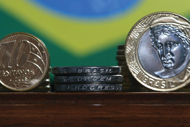 The edges of a stack of Brazilian coins spell out the national motto: Order and Progress. (Photo by Justo Ruiz.)