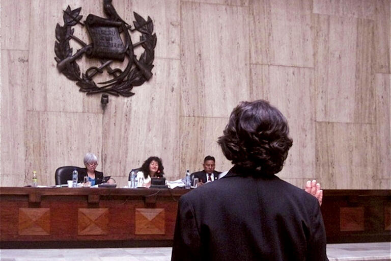 Beatriz Manz being sworn in a Guatemalan courtroom before her testimony. (Photo by Mary Jo McConahay.)