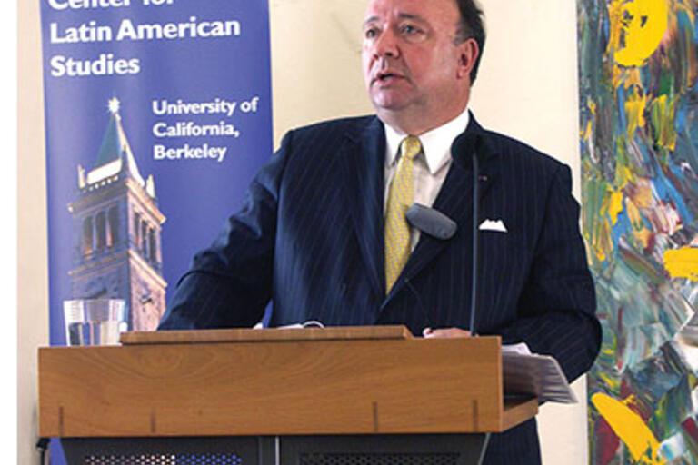 Ambassador Villegas speaks at Berkeley, May 2014. (Photo by Mariana González Insua.)