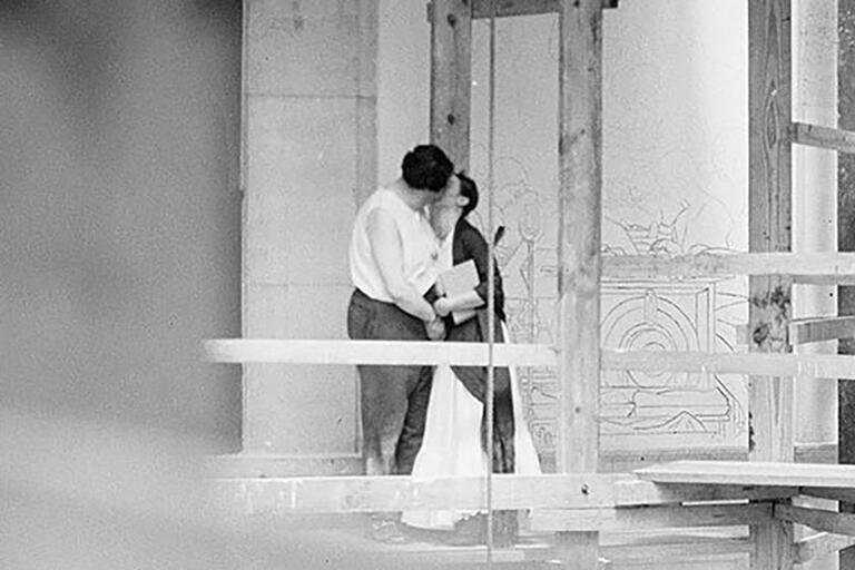 Diego Rivera and Frida Kahlo kiss on the scaffolding in the Detroit Institute of Arts during their visit to Detroit. (Photo courtesy of the Detroit Institute of Arts Archives.)