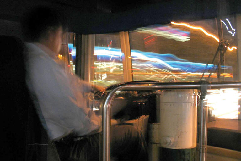 A blurred image of the view boarding a bus in Mexico City. (Photo by Alejandro Mejía Greene.)