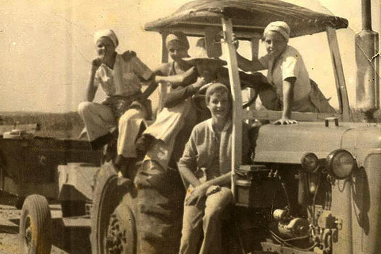 Cuban schools asked students to work in the fields between their studies as part of "geotransformation." (Photo courtesy of lezumbalaberenjena.) Cuban students seating on a truck