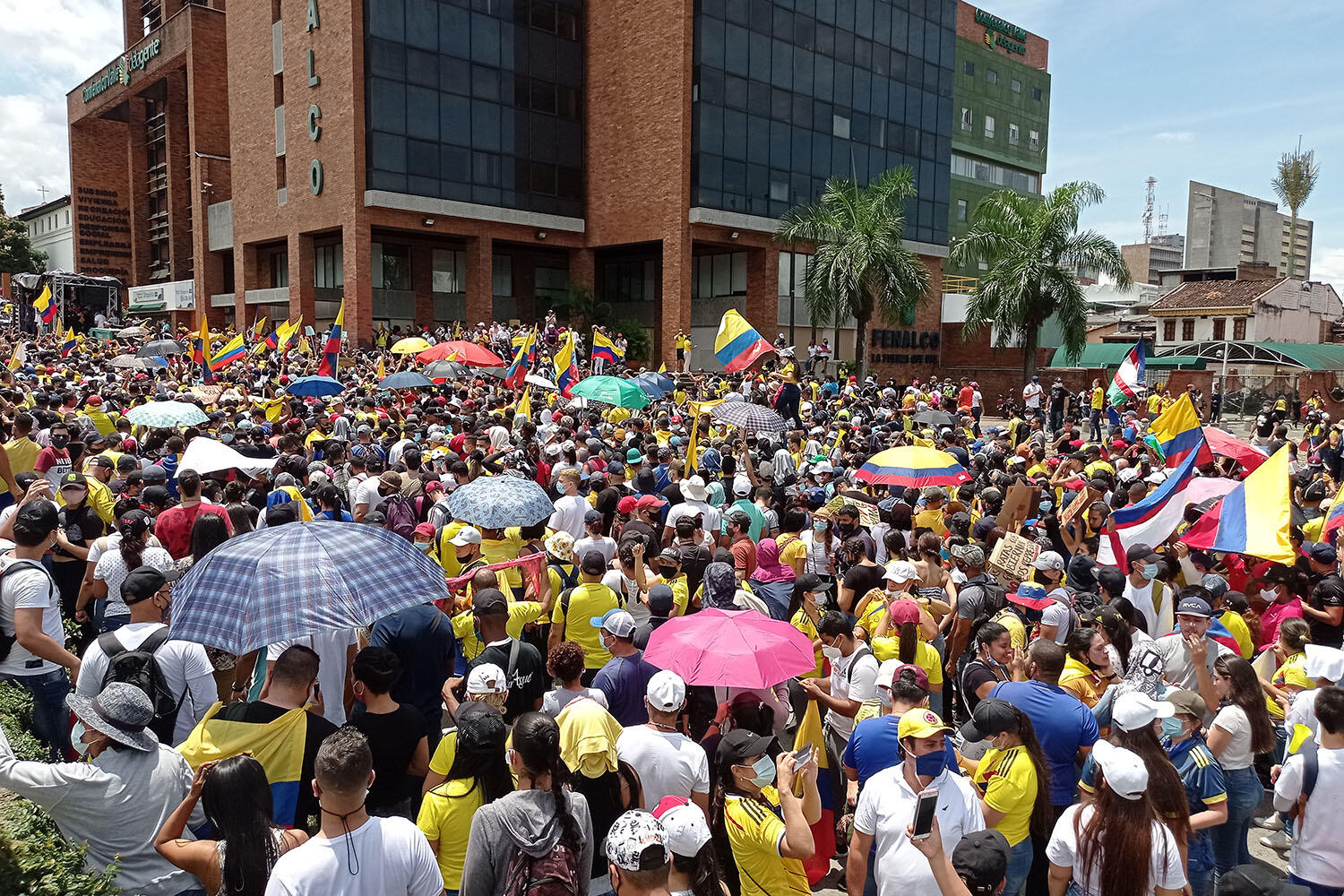 A May 2021 protest in Calí, part of the largest wave of protests in Colombian history and the backdrop of the 2022 presidential election. (Photo by Remux.)
