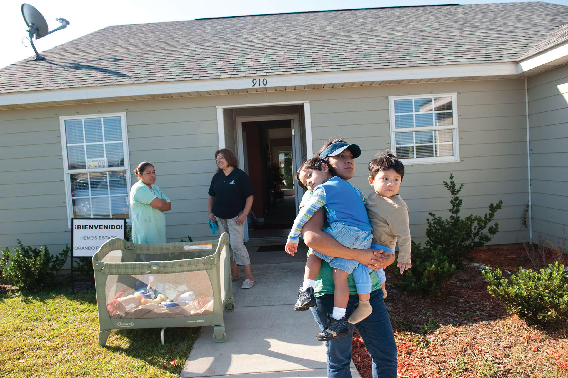A Latino familiy with bags and boxes moves out of their Alabama home after the passage of immigration law HB56. (Photo from The Washington Post/Getty Images.)