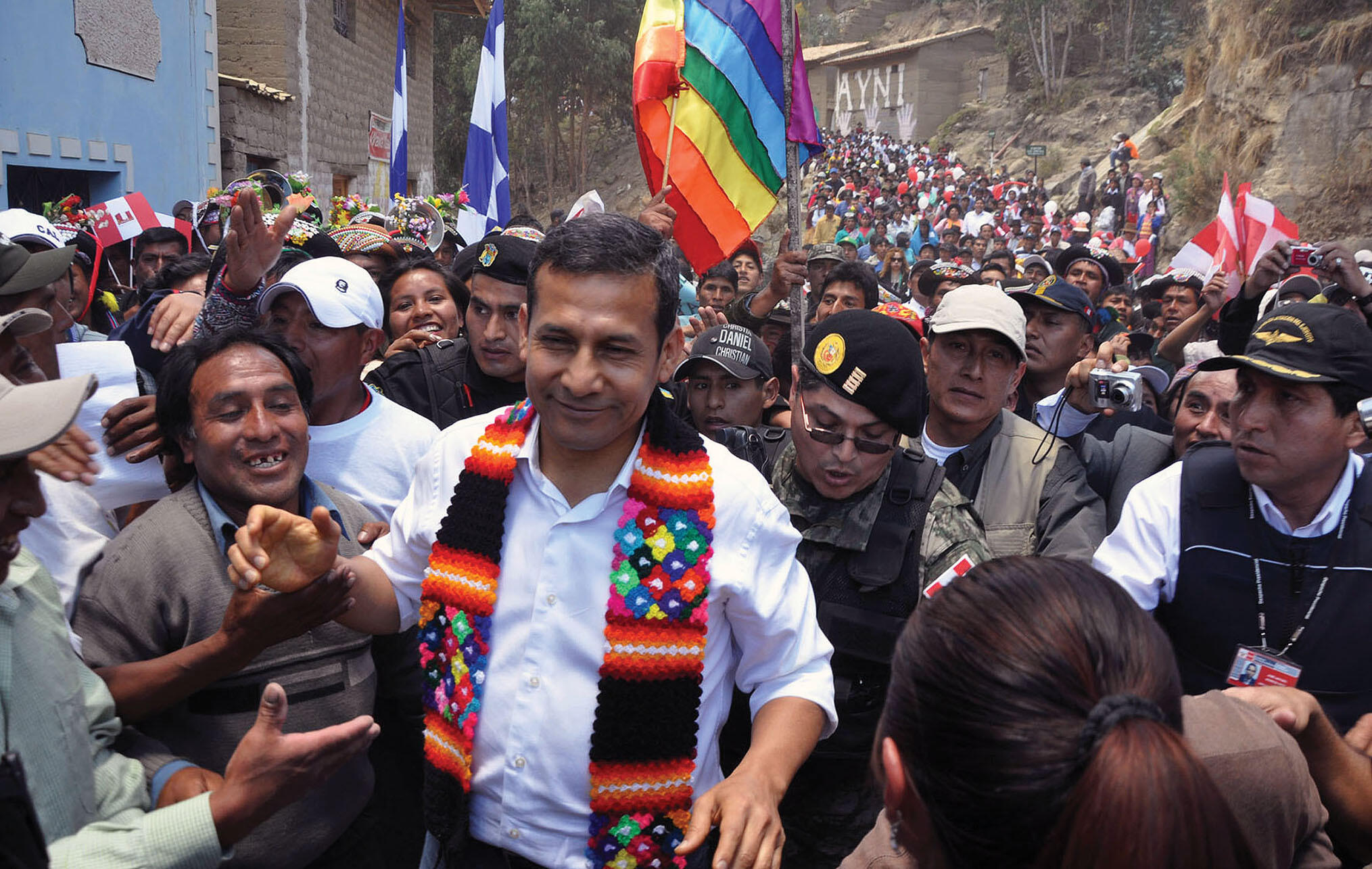 President Humala mingles in with the crowd after announcing the launch of Pensión 65, a program benefiting the elderly poor. (Photo courtesy of Presidencia Perú.)