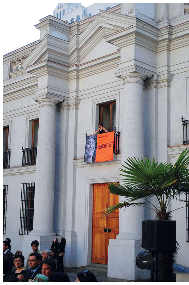 A Bachelet banner over the entrance to Chile's presidential residence, La Moneda. (Photo by Daniel Álvarez Valenzuela.)