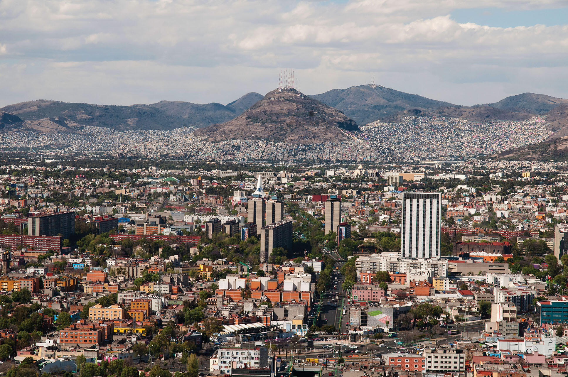  Wealthier neighborhoods on flat land, poorer ones climb the hills. (Photo by Eneas de Troya.)