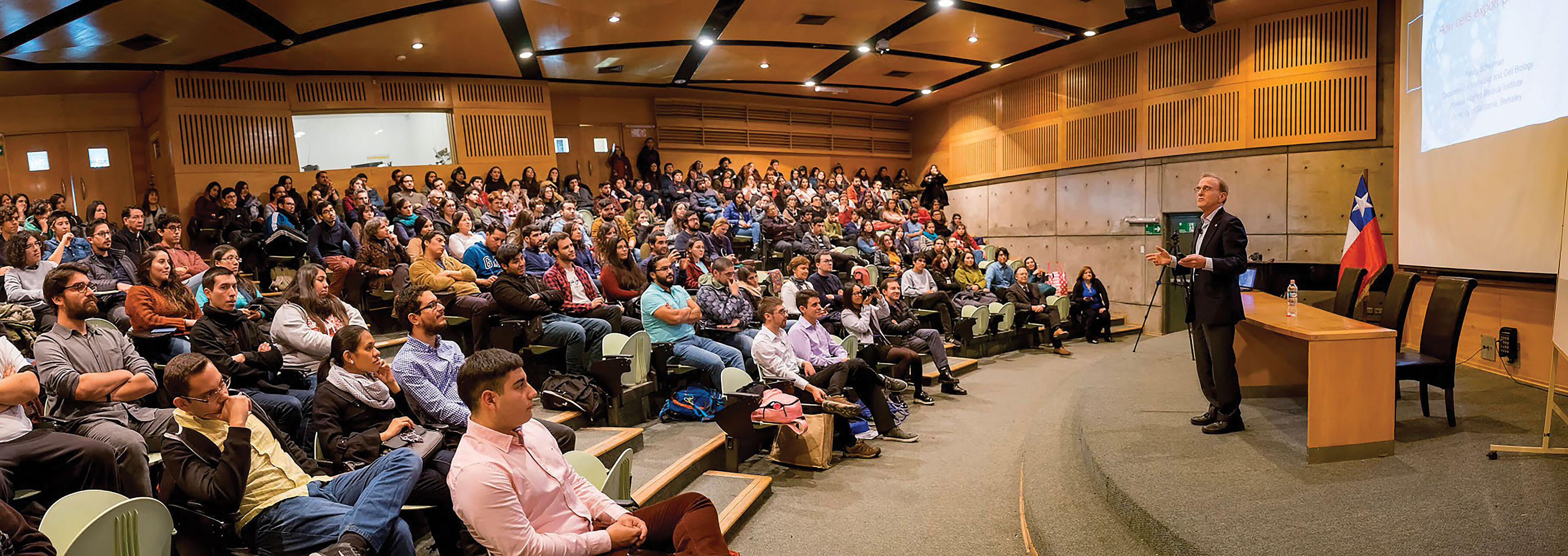 Randy Schekman lectures at the Universidad de Chile in 2019. (Photo by Felipe Engelberger.)