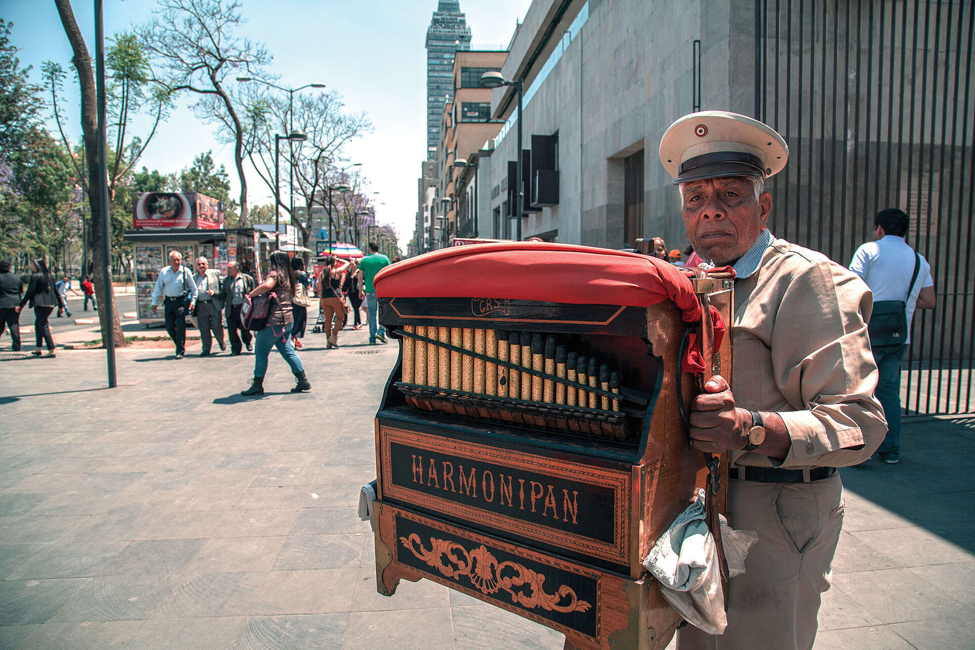 An organ grinder in the streets of Mexico City. (Photo by Israel Gonzalez.)