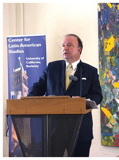 Ambassador Villegas speaks at Berkeley, May 2014. (Photo by Mariana González Insua.)
